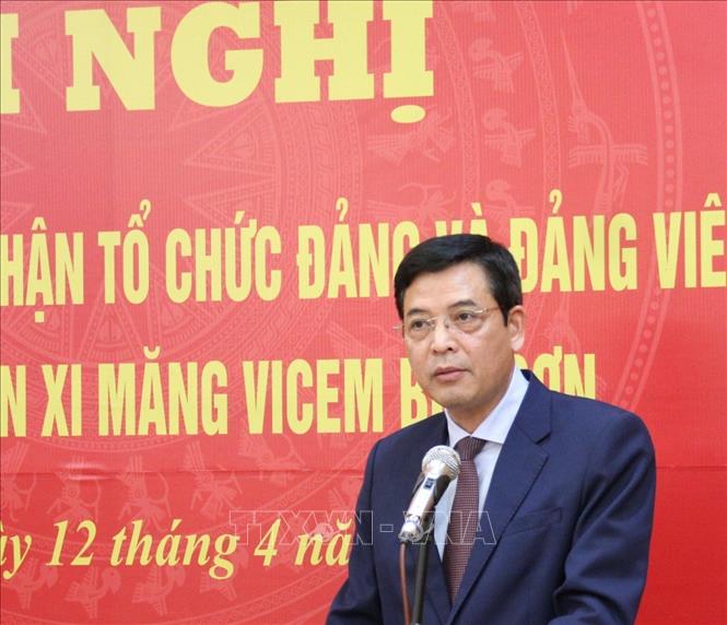 Ông Bùi Xuân Dũng - Bí thư Đảng ủy, Chủ tịch Hội đồng thành viên Tổng Công ty Xi măng Việt Nam phát biểu tại hội nghị. Ảnh: Thanh Tuấn - TTXVN 