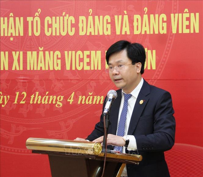 Ông Đỗ Tiến Trình, Bí thư Đảng ủy, Tổng giám đốc Công ty Cổ  phần xi măng Bút Sơn phát biểu tại hội nghị. Ảnh: Thanh Tuấn - TTXVN 
