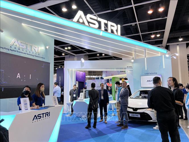 Người dân tham quan triển lãm. Ảnh: Mạc Luyện-Pv TTXVN tại Hong Kong