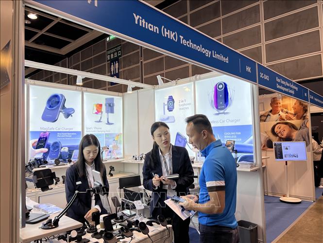 Người dân tham quan triển lãm. Ảnh: Mạc Luyện-Pv TTXVN tại Hong Kong