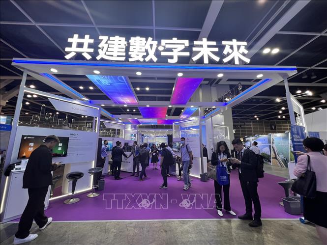 Người dân tham quan triển lãm. Ảnh: Mạc Luyện-Pv TTXVN tại Hong Kong
