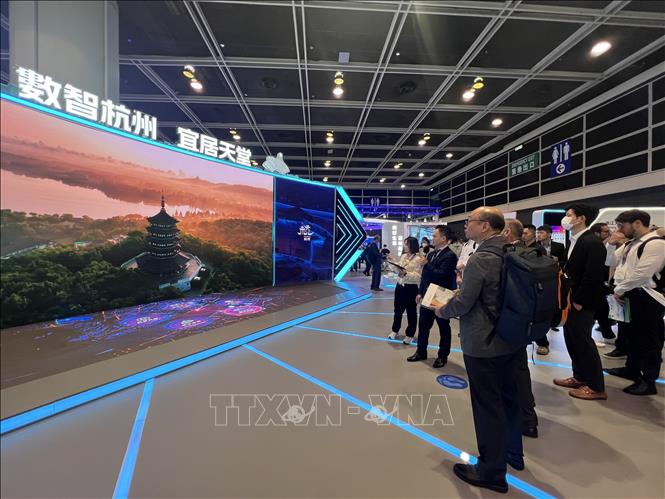 Người dân tham quan triển lãm. Ảnh: Mạc Luyện-Pv TTXVN tại Hong Kong