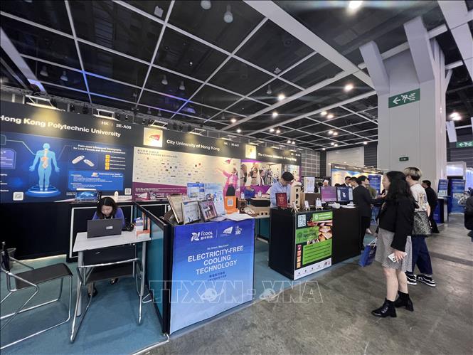 Người dân tham quan triển lãm. Ảnh: Mạc Luyện-Pv TTXVN tại Hong Kong
