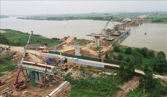 Trong ảnh: Toàn cảnh công trường thi công Cầu Đồng Việt nhìn từ phía tỉnh Hải Dương. Ảnh: Danh Lam -TTXVN