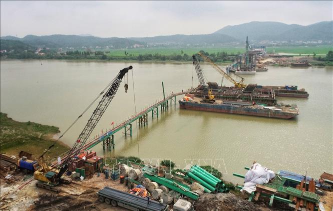 Trong ảnh: Toàn cảnh công trường thi công Cầu Đồng Việt nhìn từ phía tỉnh Bắc Giang. Ảnh: Danh Lam -TTXVN