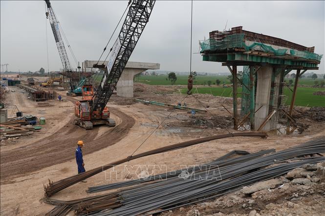 Trong ảnh: Thi công phần trụ cầu phía tỉnh Bắc Giang. Ảnh: Danh Lam -TTXVN