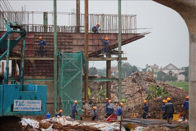 Trong ảnh: Thi công phần trụ cầu phía tỉnh Bắc Giang. Ảnh: Danh Lam -TTXVN