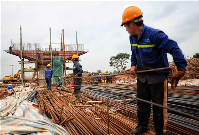 Trong ảnh: Thi công phần trụ cầu phía tỉnh Bắc Giang. Ảnh: Danh Lam -TTXVN