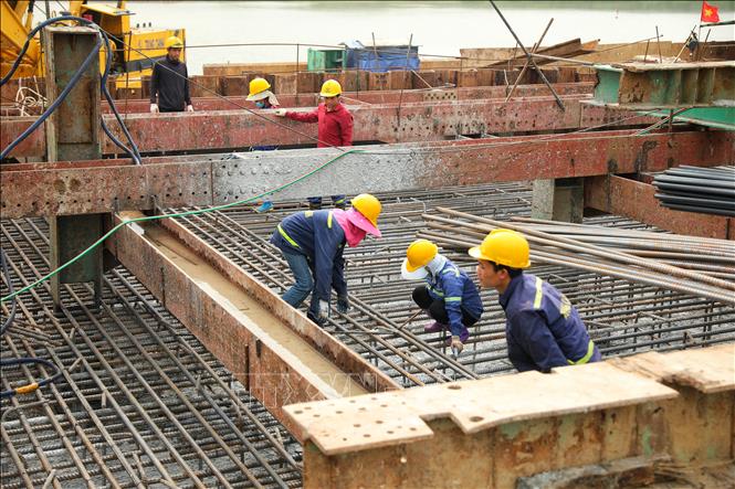 Trong ảnh: Khẩn trương thi công phần trụ chính nhịp dây văng, hoàn thành trước mùa mưa bão 2023. Ảnh: Danh Lam -TTXVN