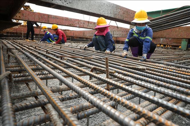 Trong ảnh: Khẩn trương thi công phần trụ chính nhịp dây văng, hoàn thành trước mùa mưa bão 2023. Ảnh: Danh Lam -TTXVN