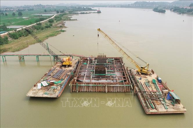 Trong ảnh: Khẩn trương thi công phần trụ chính nhịp dây văng, hoàn thành trước mùa mưa bão 2023. Ảnh: Danh Lam -TTXVN