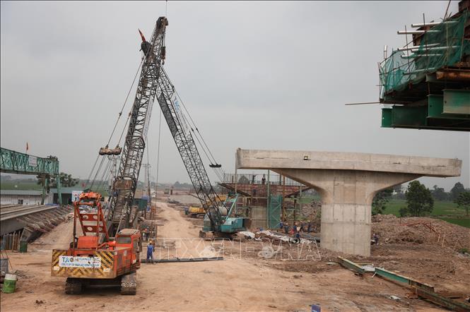 Trong ảnh: Thi công phần trụ cầu phía tỉnh Bắc Giang. Ảnh: Danh Lam -TTXVN