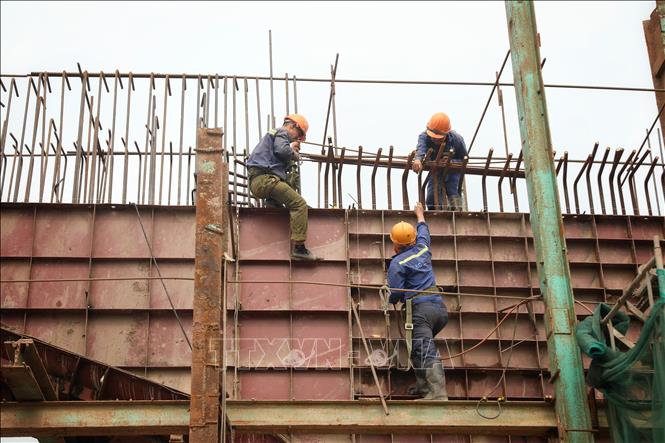Trong ảnh: Thi công phần trụ cầu phía tỉnh Bắc Giang. Ảnh: Danh Lam -TTXVN