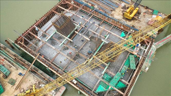 Trong ảnh: Khẩn trương thi công phần trụ chính nhịp dây văng, hoàn thành trước mùa mưa bão 2023. Ảnh: Danh Lam -TTXVN