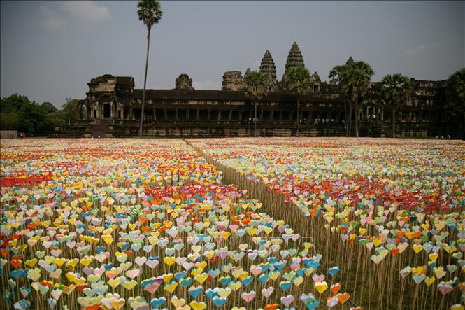 Trái tim gấp bằng giấy được trưng bày tại Công viên khảo cổ Angkor, thuộc tỉnh Siem Reap, Campuchia, ngày 11/4/2023. Ảnh: THX/ TTXVN