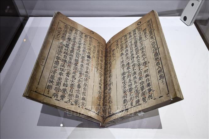 Cuốn sách Phật giáo in bằng kim loại 