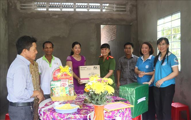 Ban tổ chức Tết quân dân tỉnh bàn giao nhà cho gia đình phụ nữ Khmer tại xã Tân Mỹ, huyện Trà Ôn, tỉnh Vĩnh Long. Ảnh: Lê Thúy Hằng-TTXVN