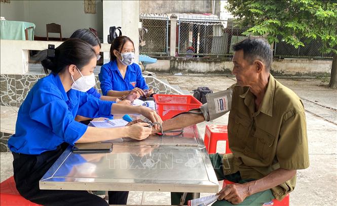 Hoạt động khám bệnh và cấp thuốc cho người dân xã Tân Mỹ, huyện Trà Ôn, tỉnh Vĩnh Long. Ảnh: Lê Thúy Hằng-TTXVN