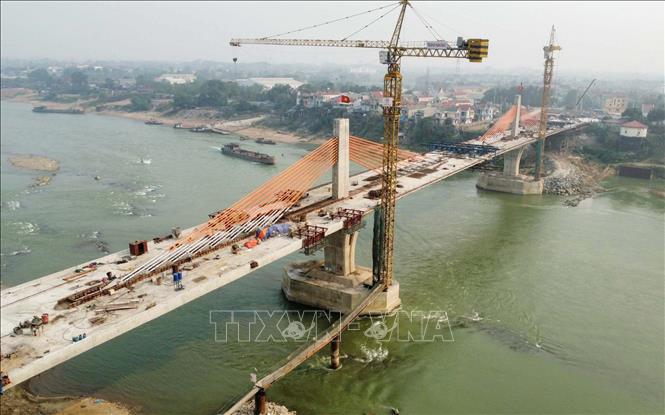 Cầu Vĩnh Phú có tổng chiều dài khoảng 509m, bề rộng mặt cầu chính 19m, bề rộng đường dẫn 16,5m, được thiết kế đảm bảo 4 làn xe cơ giới. Ảnh: Nguyễn Thảo - TTXVN