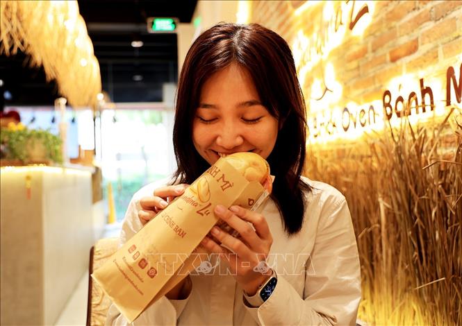 Trong ảnh: Chị Lưu Thị Thu Hương, kế thừa truyền thống gia đình ba thế hệ làm bánh mì, sáng lập ra thương hiệu bánh mì Grandma Lu với tình thương dành cho bà nội. Ảnh: Hồng Đạt - TTXVN
