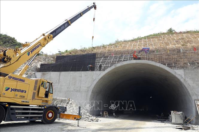 Hoàn thiện gia cố mái ta luy cửa hầm phía bắc. Ảnh: Huy Hùng – TTXVN 
