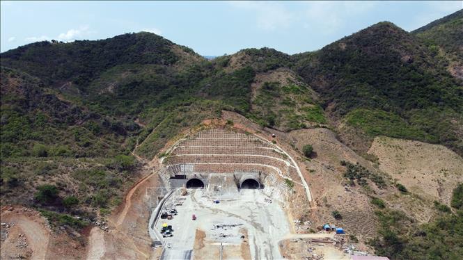 Cửa phía bắc hầm Dốc Sạn nhìn từ trên cao. Ảnh: Huy Hùng - TTXVN