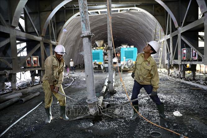 Nhà thầu triển khai thi công 3 ca 4 kíp, đảm bảo sẽ vận hành kỹ thuật vào tháng 6/2023. Ảnh: Huy Hùng – TTXVN 