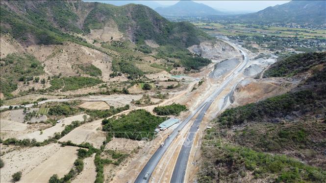 Đường dẫn vào hầm phía Bắc đã hoàn thành. Ảnh: Huy Hùng – TTXVN 