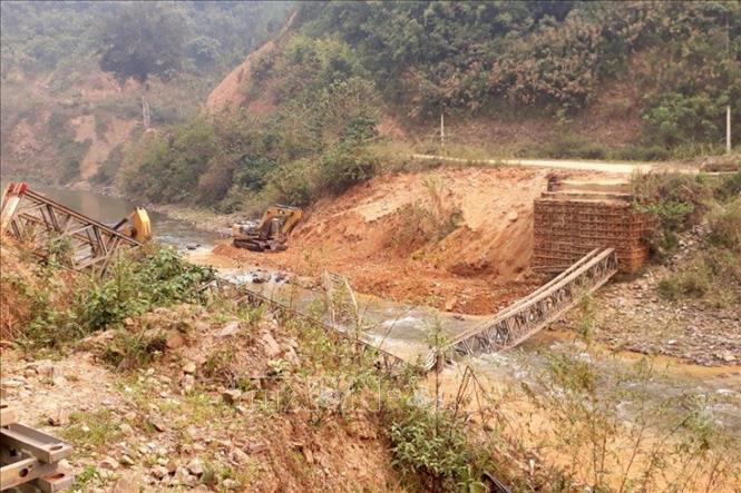 Hiện trường tháo dỡ và sập cầu tạm trong lúc tháo dỡ tại suối Nậm Củm thuộc xã Mường Tè, huyện Mường Tè, tỉnh Lai Châu. Ảnh: TTXVN phát