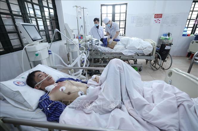 Thực hiện vỗ rung lồng ngực cho bệnh nhân tại khoa Khám bệnh - Hồi sức cấp cứu. Ảnh: Anh Tuấn – TTXVN