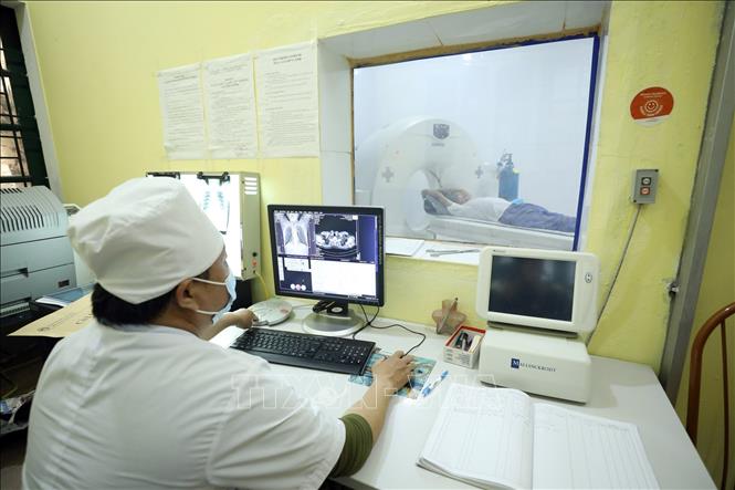 Nhân viên y tế Bệnh viện Phổi Lạng Sơn thực hiện kỹ thuật chụp cắt lớp vi tính tại khoa Cận lâm sàng. Ảnh: Anh Tuấn – TTXVN