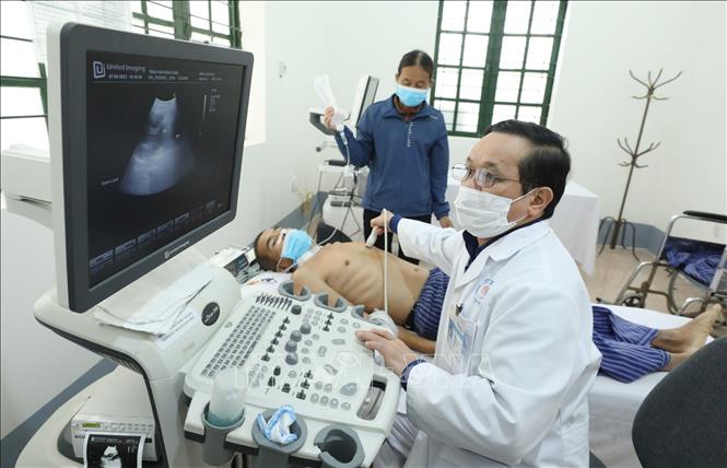 Nhân viên y tế Bệnh viện Phổi Lạng Sơn thực hiện kỹ thuật siêu âm tại khoa Cận lâm sàng. Ảnh: Anh Tuấn – TTXVN