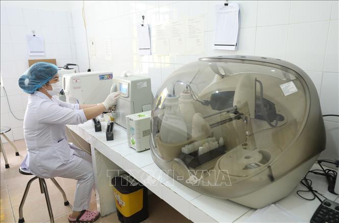 Nhân viên y tế Bệnh viện Phổi Lạng Sơn thực hiện xét nghiệm phân tích huyết học, sinh hoá máu. Ảnh: Anh Tuấn – TTXVN