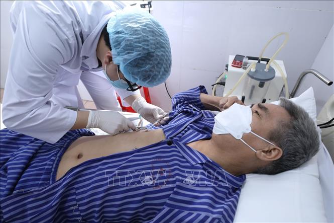 Nhân viên y tế Bệnh viện Phổi Lạng Sơn thực hiện kỹ thuật cắt chỉ cho bệnh nhân tại khoa Khám bệnh - Hồi sức cấp cứu. Ảnh: Anh Tuấn – TTXVN