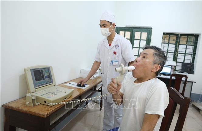 Nhân viên y tế Bệnh viện Phổi Lạng Sơn thực hiện kỹ thuật đo chức năng hô hấp tại khoa Cận lâm sàng. Ảnh: Anh Tuấn – TTXVN