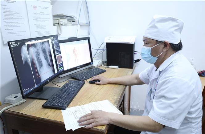 Nhân viên y tế Bệnh viện Phổi Lạng Sơn thực hiện kỹ thuật chụp Xquang ngực thẳng tại khoa Cận lâm sàng. Ảnh: Anh Tuấn – TTXVN