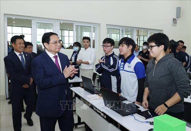 Thủ tướng Phạm Minh Chính với học sinh, sinh viên Đại học Quốc gia Hà Nội cơ sở Hoà Lạc. Ảnh: Dương Giang-TTXVN
