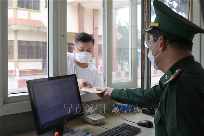 Lực lượng Bộ đội biên phòng cửa khẩu Chi Ma kiểm soát người và phương tiện ra vào khu vực cửa khẩu. Ảnh: Quang Duy – TTXVN