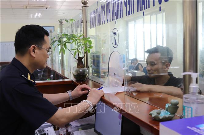 Công chức Chi cục Hải quan cửa khẩu Chi Ma hướng dẫn doanh nghiệp làm thủ tục xuất nhập khẩu hàng hóa. Ảnh: Quang Duy – TTXVN