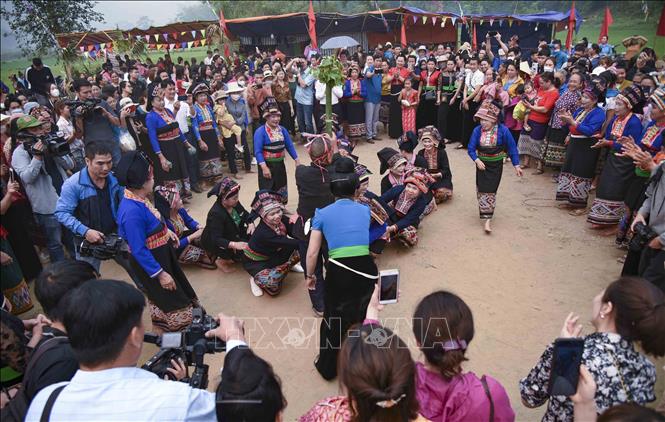 A series of traditional games are held within the festival. VNA Photo: Xuân Tư