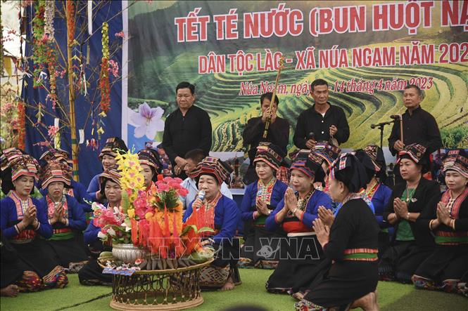 The shaman and prestigious and elder people in the village make prayers for favourable weather, bumper crops, good health and luck. VNA Photo: Xuân Tư