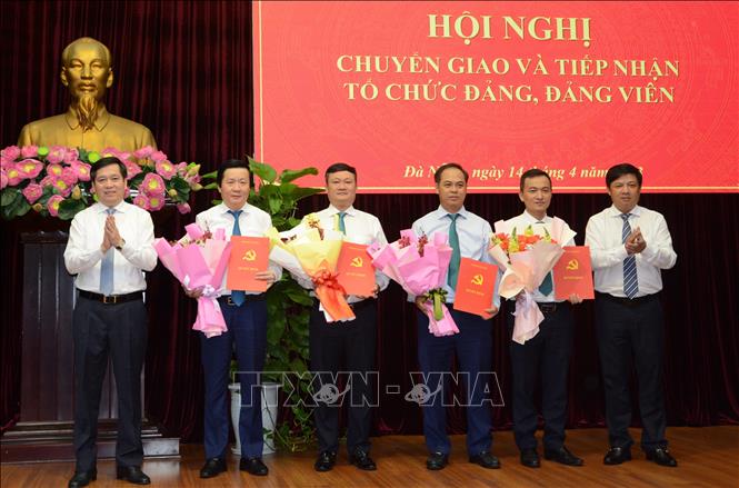Lãnh đạo Thành ủy Đà Nẵng trao quyết định chuyển giao các tổ chức Đảng. Ảnh: Văn Dũng - TTXVN
