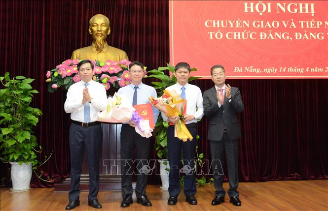 Lãnh đạo Thành ủy Đà Nẵng trao quyết định chuyển giao các tổ chức Đảng. Ảnh: Văn Dũng - TTXVN