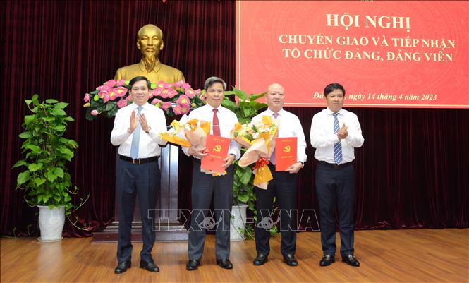 Lãnh đạo Thành ủy Đà Nẵng trao quyết định chuyển giao các tổ chức Đảng. Ảnh: Văn Dũng - TTXVN