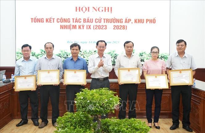 Nhân dịp này, UBND tỉnh tặng bằng khen cho 6 tập thể và 9 cá nhân đã có thành tích tiêu biểu, xuất sắc trong công tác bầu cử Trưởng ấp, khu phố nhiệm kỳ IX (2023-2028). Ảnh: Công Trí - TTXVN