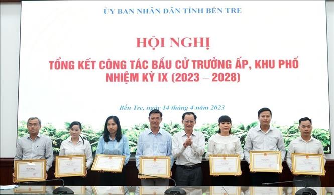 Nhân dịp này, UBND tỉnh tặng bằng khen cho 6 tập thể và 9 cá nhân đã có thành tích tiêu biểu, xuất sắc trong công tác bầu cử Trưởng ấp, khu phố nhiệm kỳ IX (2023-2028). Ảnh: Công Trí - TTXVN