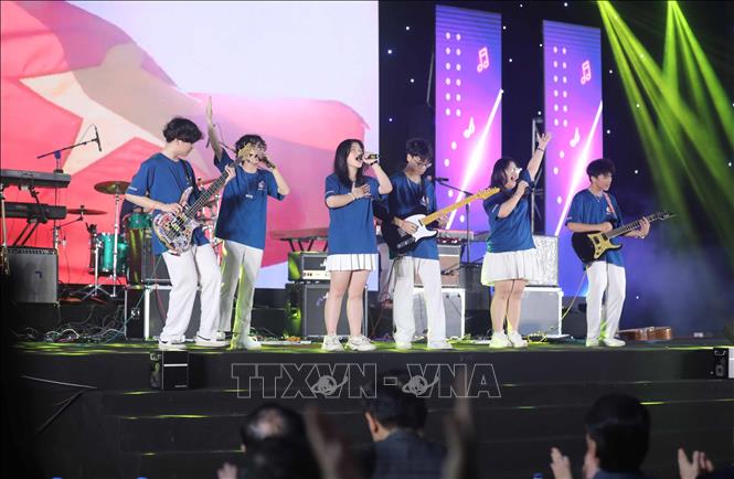Tiết mục dự thi chung khảo của ban nhạc Kimlienmusic club (trường THPT Kim Liên). Ảnh: Thanh Tùng - TTXVN 