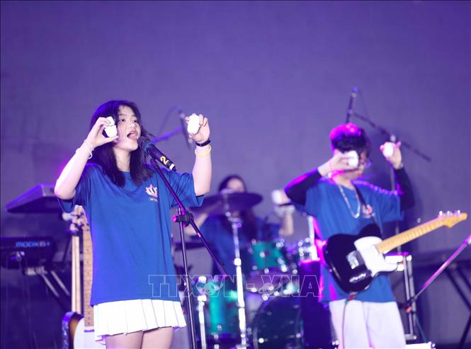 Tiết mục dự thi chung khảo của ban nhạc Kimlienmusic club (trường THPT Kim Liên). Ảnh: Thanh Tùng - TTXVN 