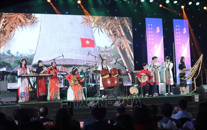 Tiết mục dự thi chung khảo của CLB Nhạc cụ dân tộc TMIC (trường THCS và THPT Nguyễn Tất Thành). Ảnh: Thanh Tùng - TTXVN