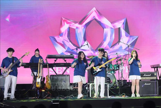 Tiết mục dự thi chung khảo của ban nhạc Kimlienmusic club (trường THPT Kim Liên). Ảnh: Thanh Tùng - TTXVN 